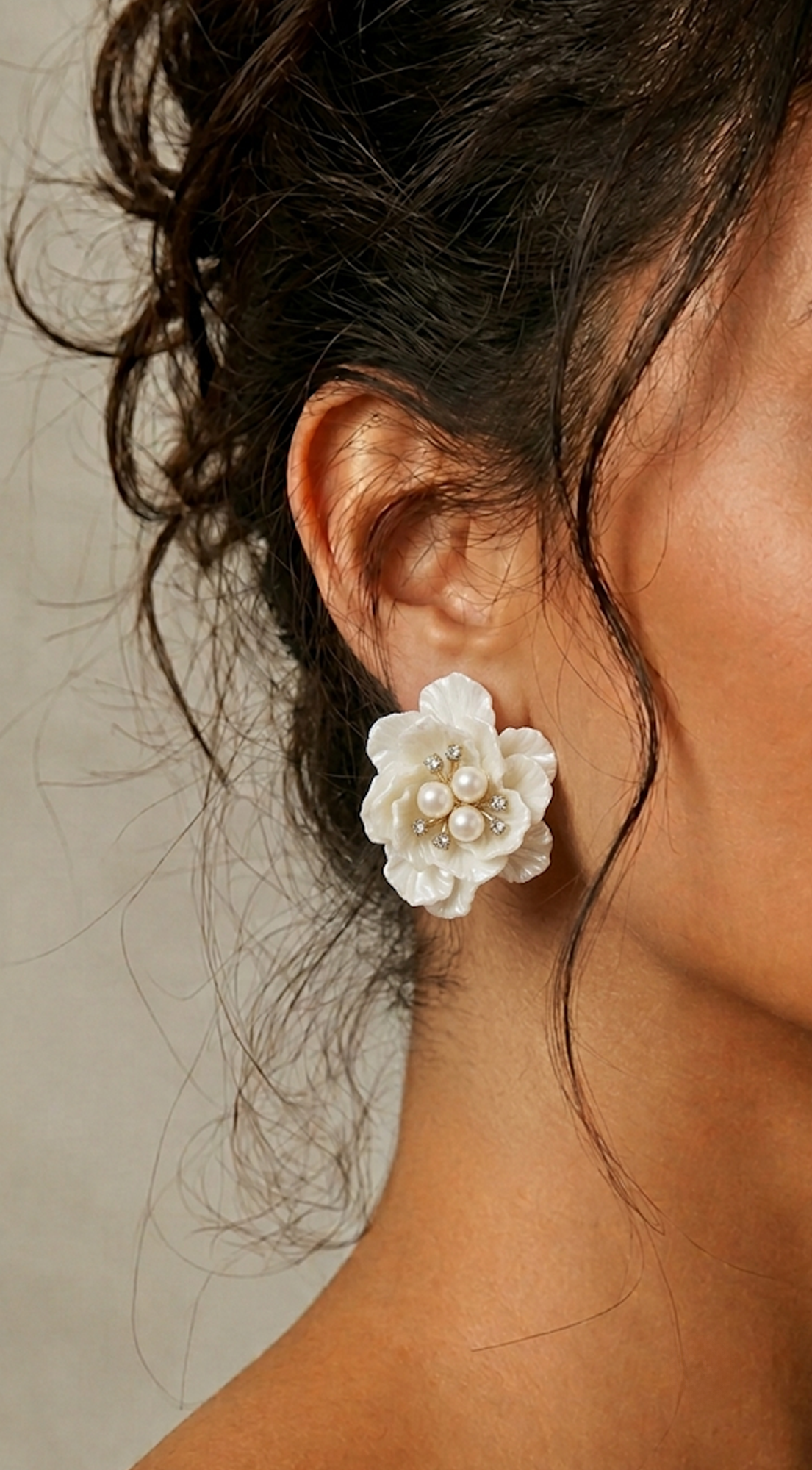 Elegant Pearl Resin Flower Stud Earrings - White